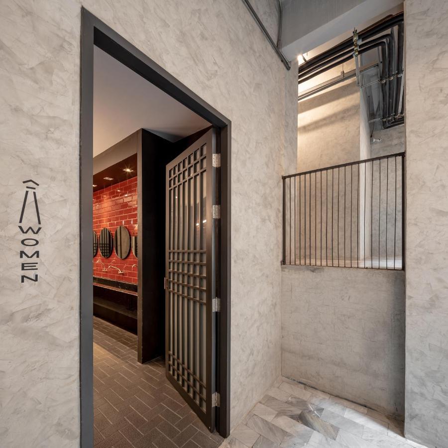 Luk Hostal *